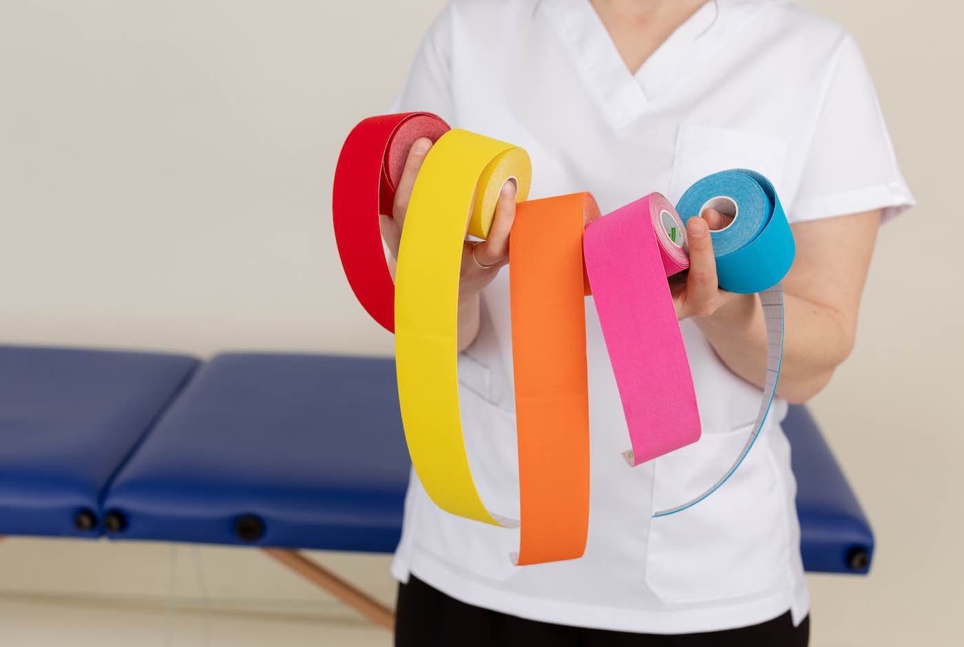 Elastisches Kinesiologie-Tape im Vergleich zu starrem Sporttape